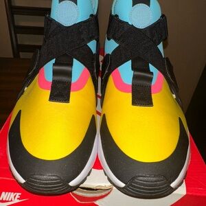 Nike Huarache City (GS) Size 7Y w Box Pre-Owned